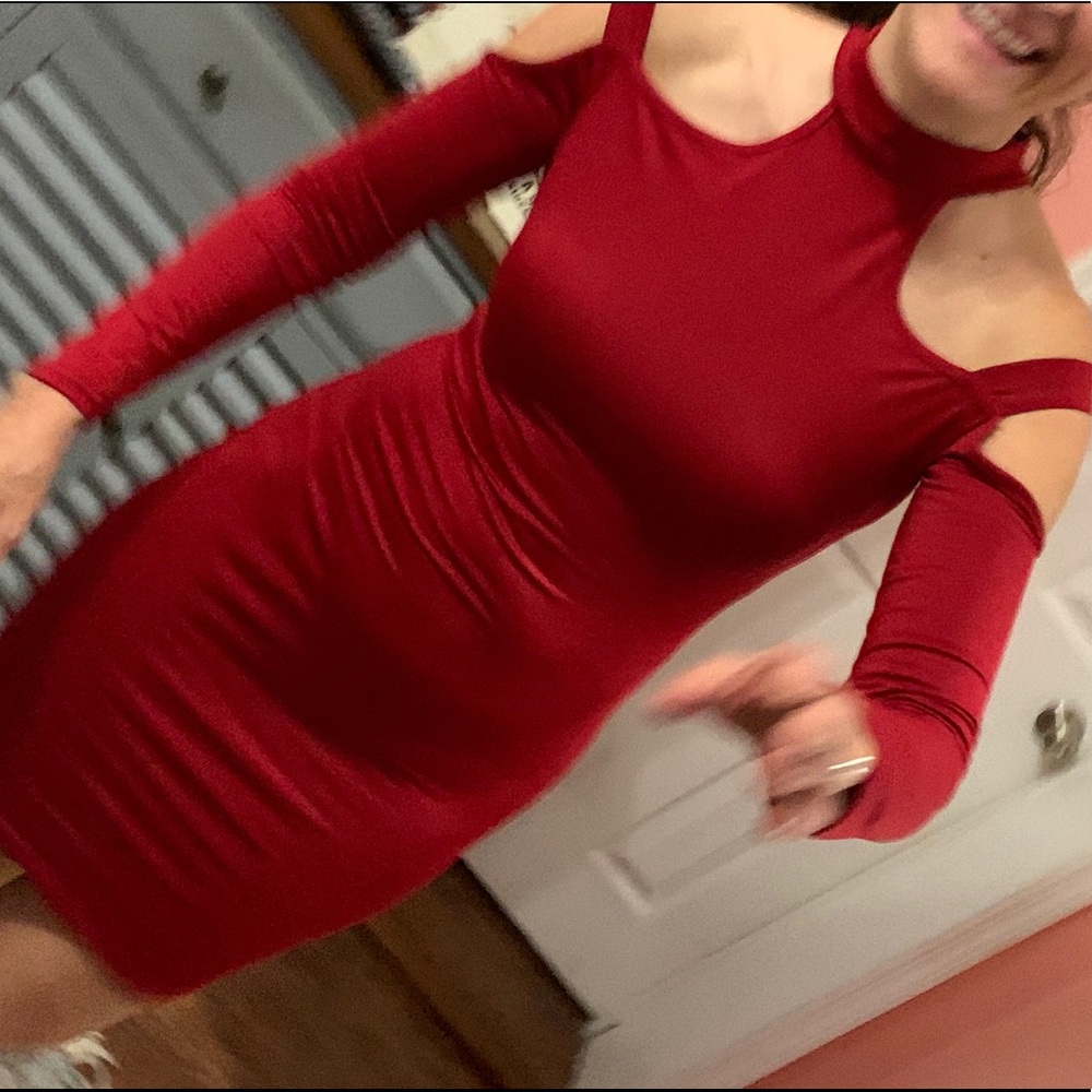 Bodycon cold shoulder red dress